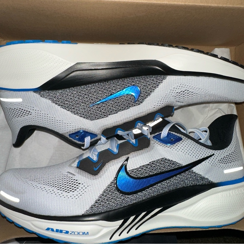Nike Men's 11 White and Blue Air Zoom Running Sneakers NIB